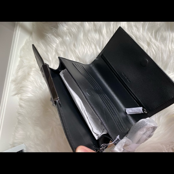 MK Kinsley Med Wallet Crossbody - Picture 5 of 8